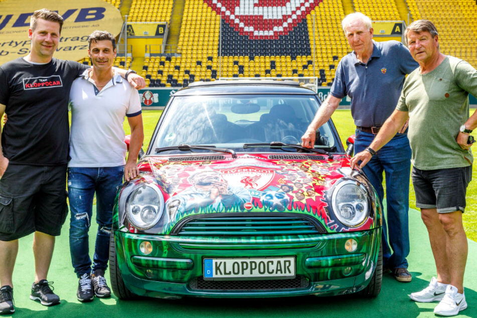 Nehmen das "Kloppocar" in ihre Mitte (v.l.): Künstler Erik Born (43), Kopps Ex-Teamkollege Fabrizio Hayer (51), Klaus Sammer (77) und Dixie Dörner (69).