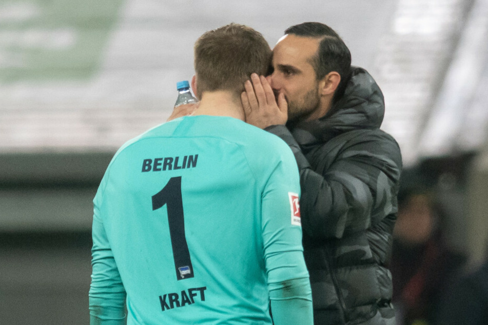 Alexander Nouri spricht mit Thomas Kraft.