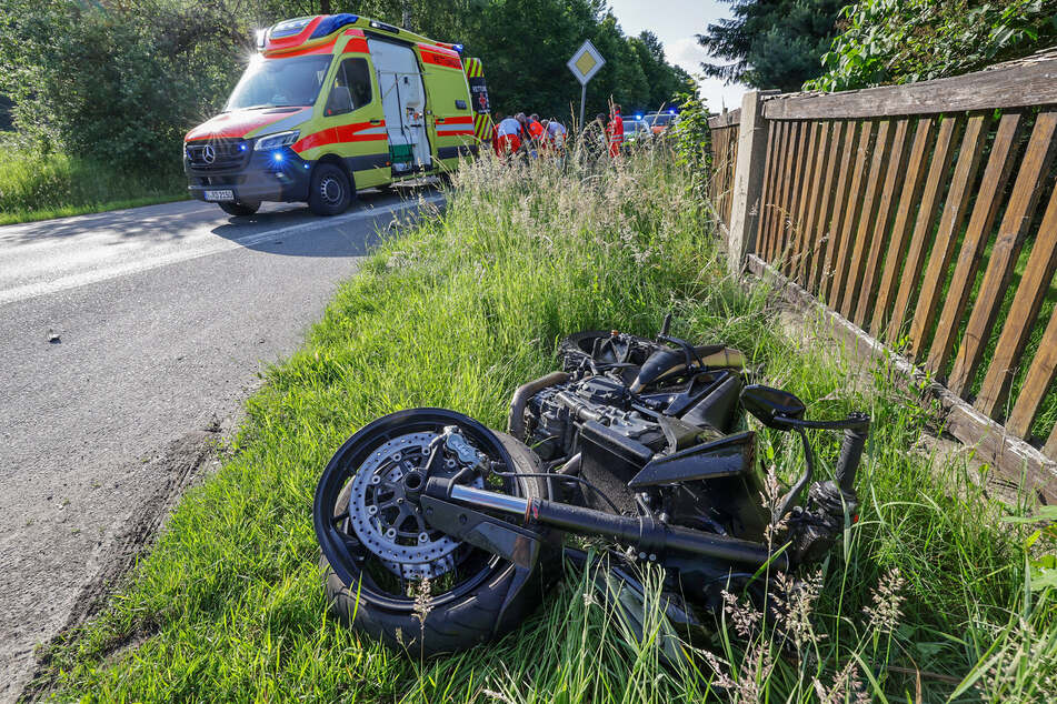 Schwerer Crash auf der Lungwitztalstraße (S252) in Glauchau: Ein Motorradfahrer (18) wurde von einem Auto erfasst und schwer verletzt.