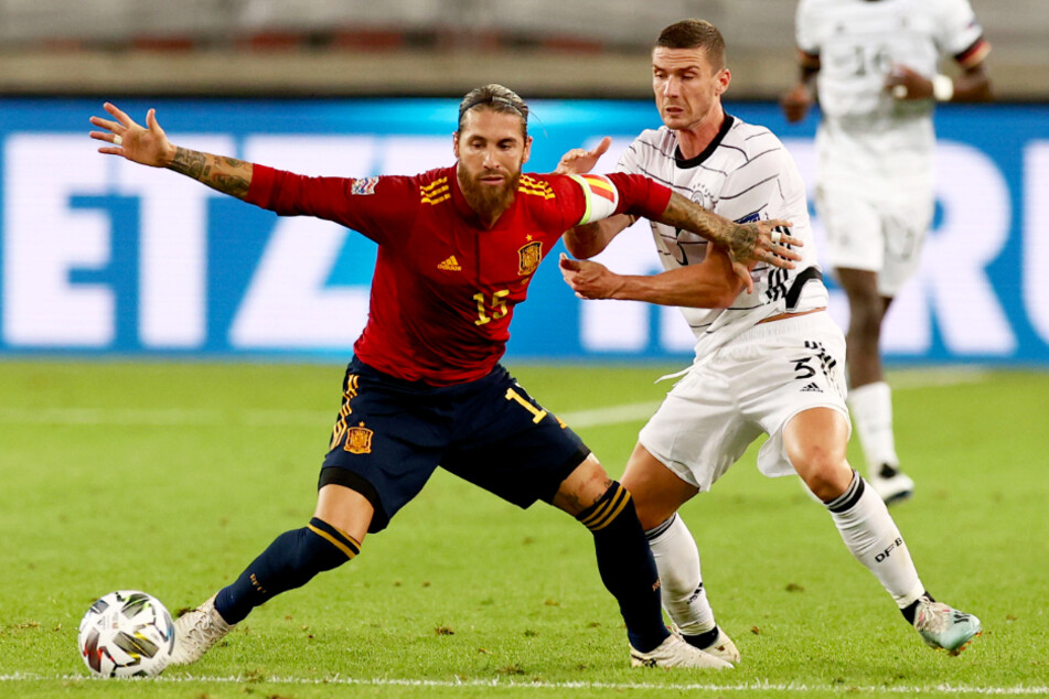 Robin Gosens (r.) attackiert in dieser Szene Spaniens Kapitän Sergio Ramos.