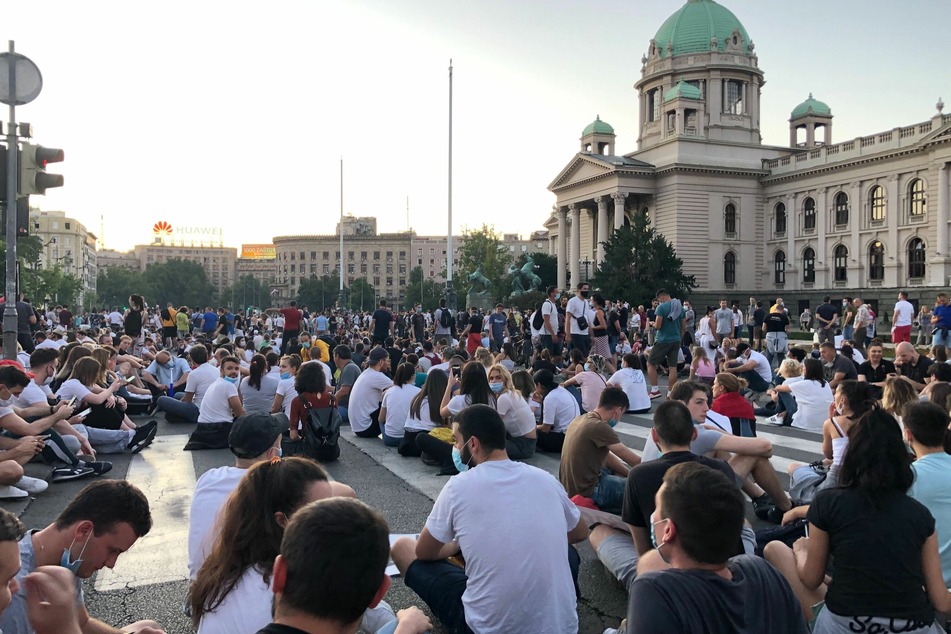Nach zwei Nächten der Gewalt haben Demonstranten gegen die Corona-Restriktionen von Präsident Vucic eine friedliche Sitzdemonstration abgehalten.