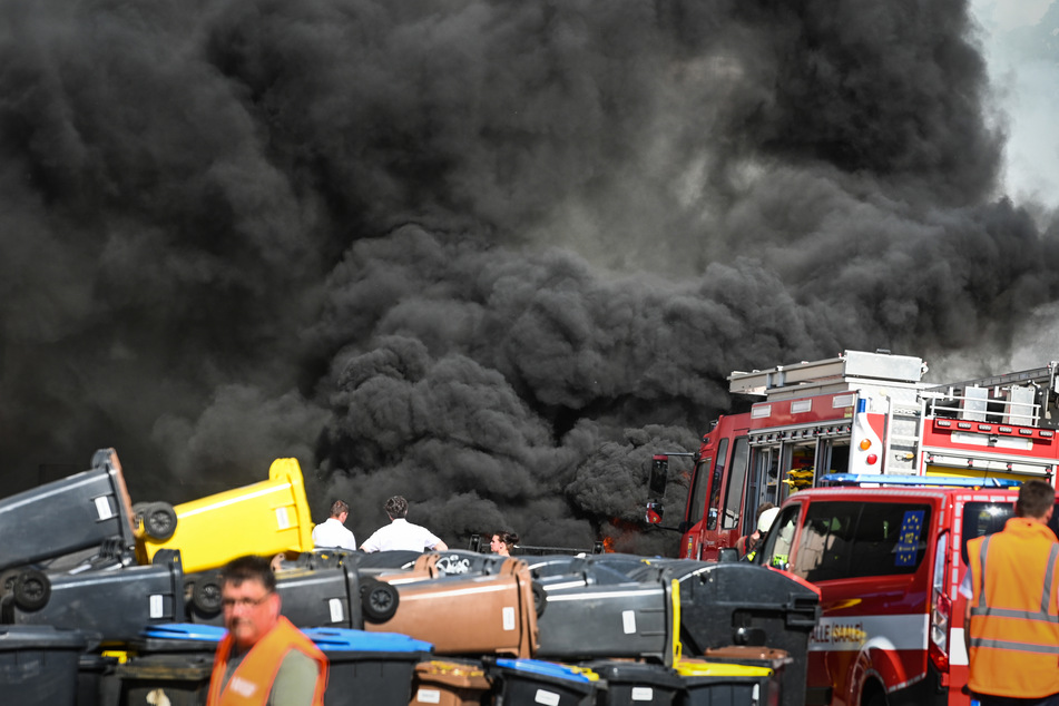 Rauchwolke über Halle: Brand auf Wertstoffhof verursacht sechsstelligen Schaden