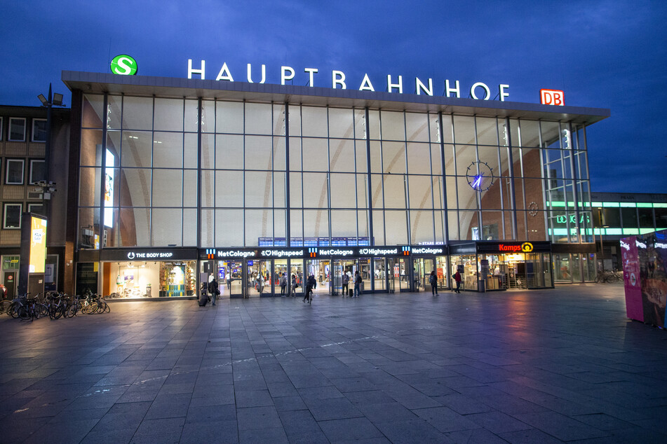 Die Polizei hat am Kölner Hauptbahnhof einen Mann des Platzes verwiesen, doch der widersetzte sich.