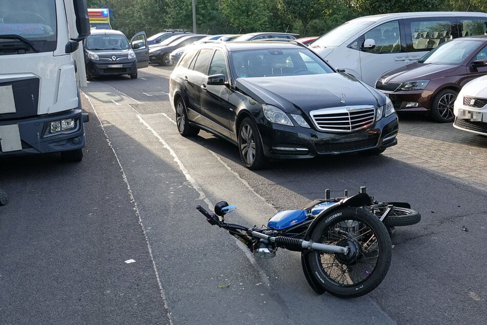 Auf dem Omsewitzer Ring krachten am Montagnachmittag ein Mercedes und eine Simson zusammen.
