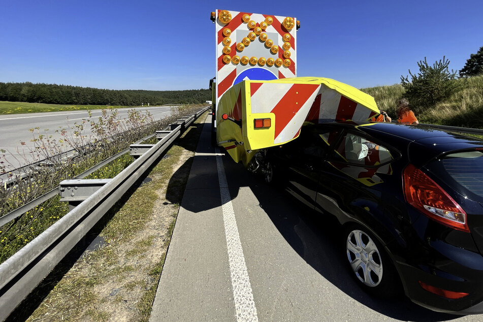 Ford kracht auf A9 in Schilderwagen: Zwei Menschen verletzt - hoher Sachschaden!