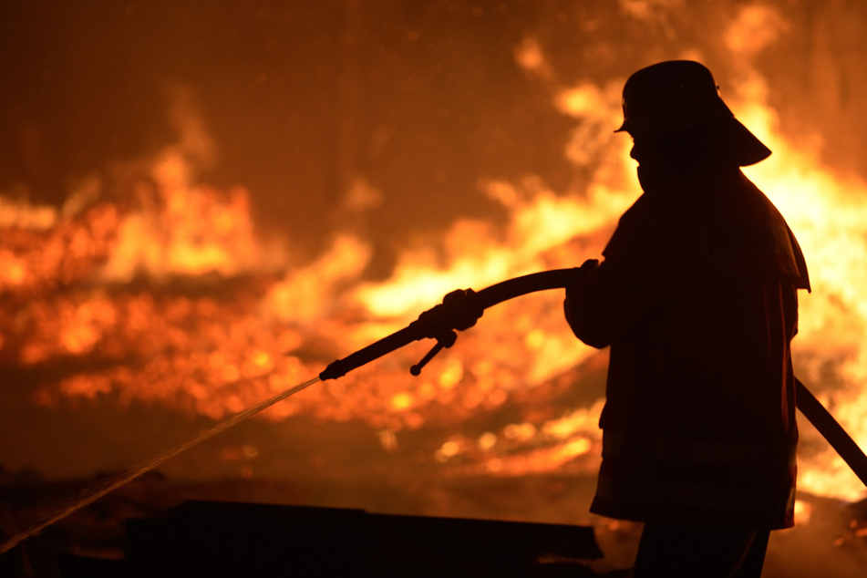 Trotz des schnellen Eingreifens der Feuerwehr, brannte der Stall in Oberbayern ab. (Symbolbild)