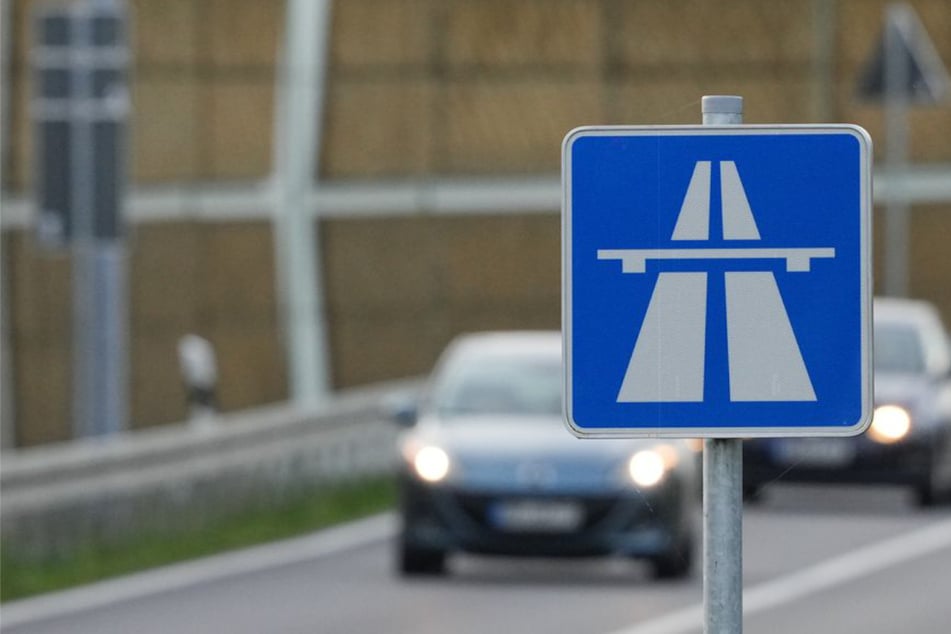 Langer Stau auf A93: Lkw kracht gegen Betonabsperrung