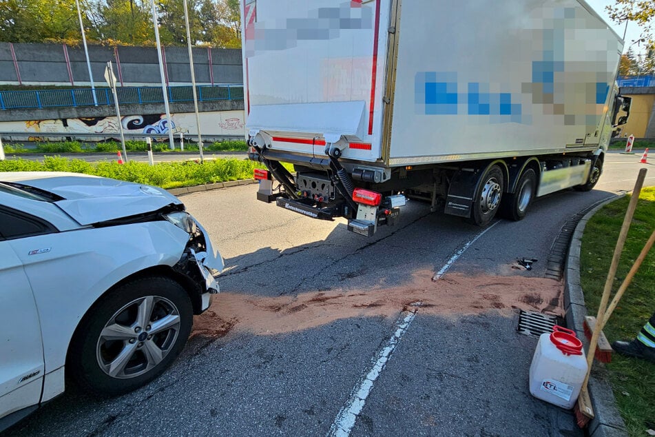 Ein Auto fuhr auf der B174 auf einen Lkw auf.