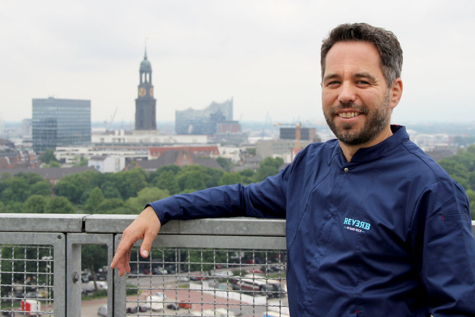 Executive Chef Patrick Weber (43) genießt den Rundum-Blick von der Dachterrasse des "Karo &amp; Paul" auf dem Feldstraßenbunker.
