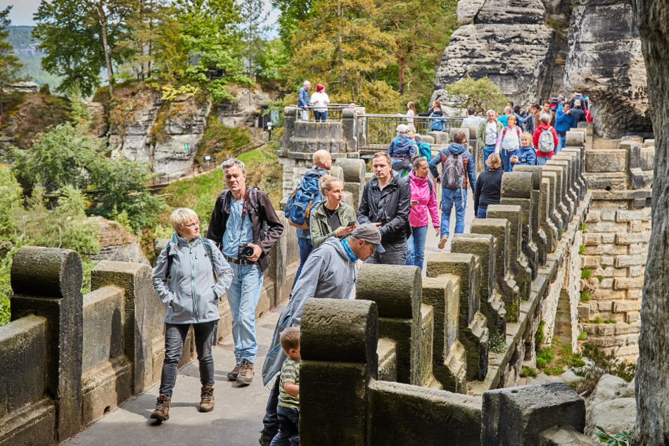 Massentourismus: Das Besucheraufkommen in der Sächsischen Schweiz wird zunehmend zum Problem - nicht nur auf der Bastei.