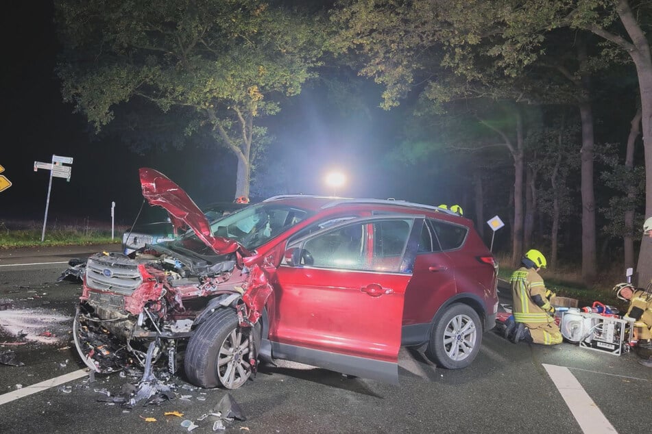Drei Personen wurden bei dem Unfall verletzt.