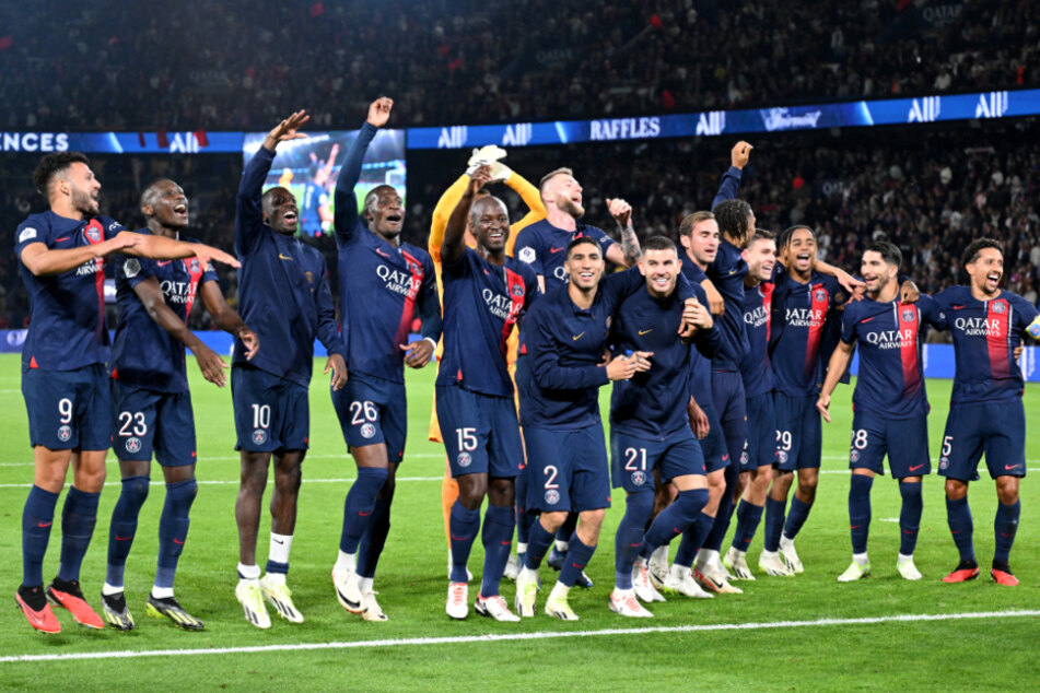 Die PSG-Stars feierten den Erfolg mit ihren Fans. Dabei soll es auch zu beleidigenden Gesängen in Richtung der Marseille-Spieler gekommen sein.