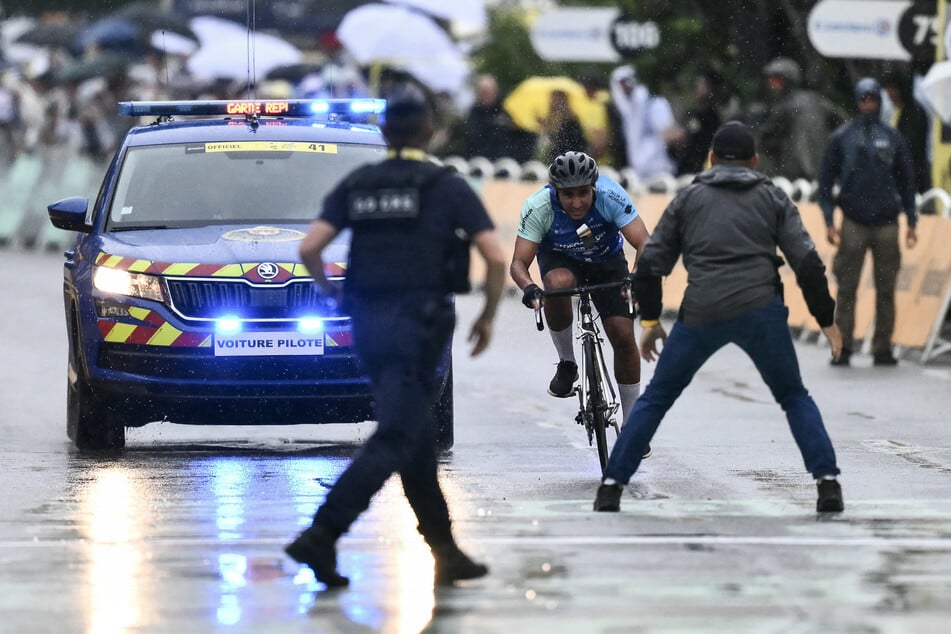 Sofian Aissaoui (31, hinten) crashte die 17. Etappe der Tour de France als Rad-Flitzer.