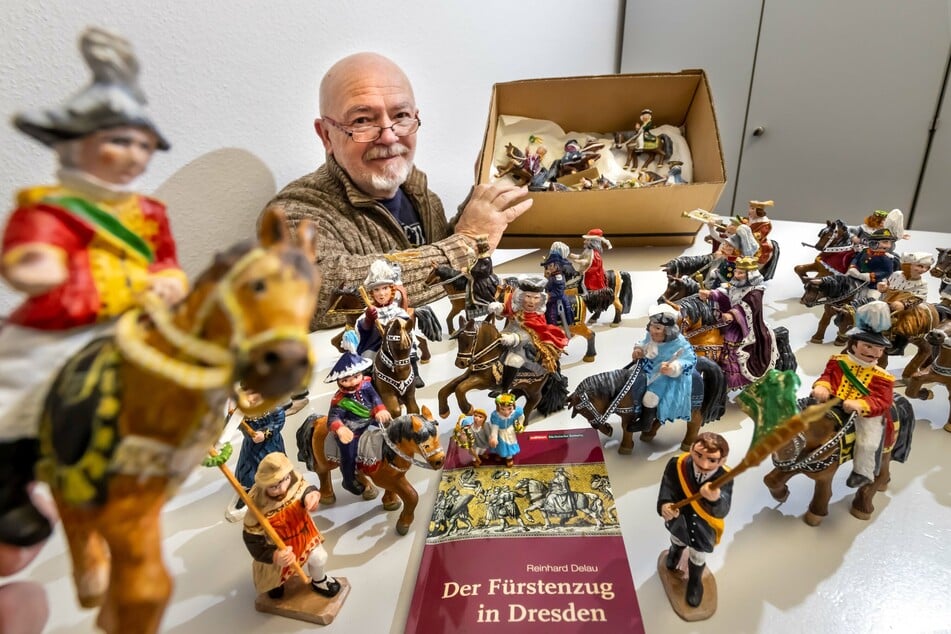Horst Drichelt (70) mit den neu entstandenen Figuren des Dresdner Fürstenzugs im Mini-Format.
