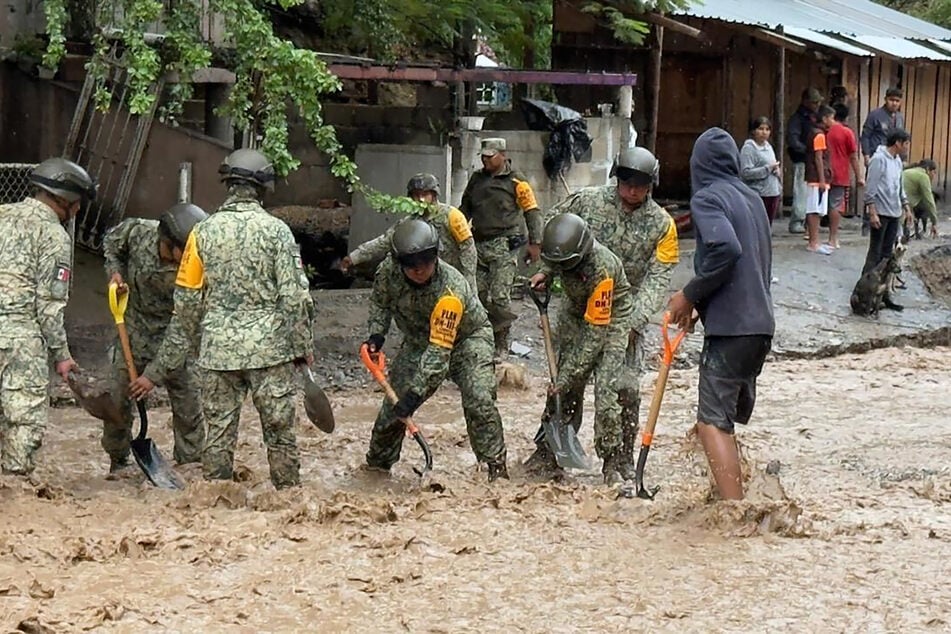 Einsatzkräfte kämpfen seit Tagen gegen die Wassermengen.