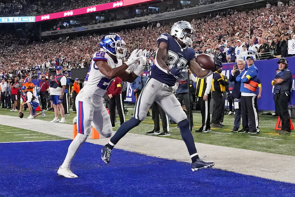 Dallas Cowboys wide receiver CeeDee Lamb (r.) makes a touchdown catch over New York Giants cornerback Adoree' Jackson.