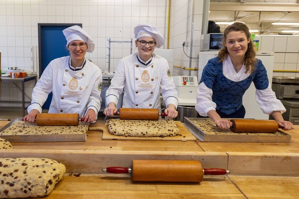 Der Riesenstollen 2024 wurde ab November von zehn Bäckermeistern und dem Stollenmädchen Lorna Prenzel (r.) gebacken.