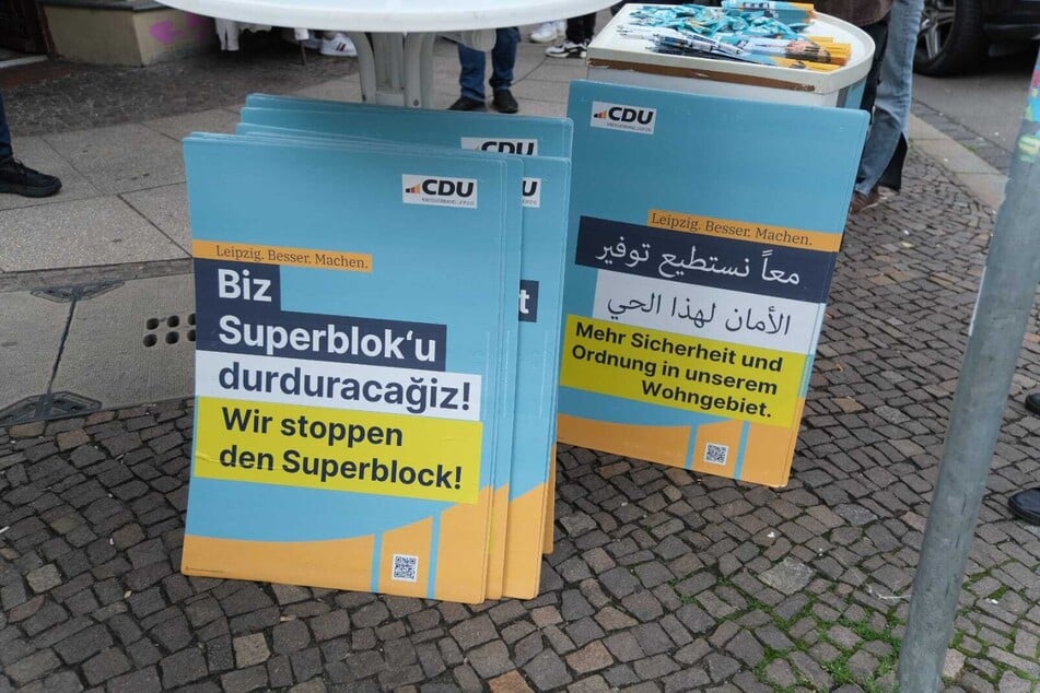 Knapp 400 neue Plakate auf Arabisch, Türkisch und Deutsch wurden an und um die Eisenbahnstraße aufgehängt.