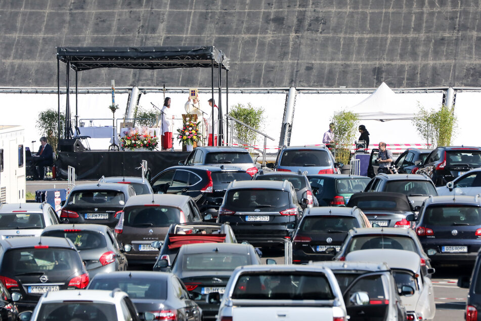 In Düsseldorf fand bereits der Oster-Gottesdienst in Form einer Auto-Veranstaltung statt.