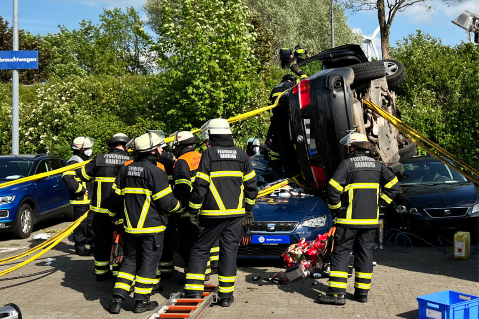 Heftiger Crash: Wagen stürzt Böschung herunter und kracht auf geparkte Autos!