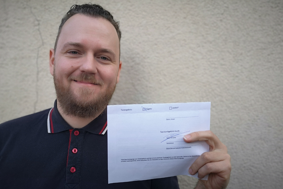 Ein gutes Gefühl: Der Test von TAG24-Reporter Alexander Buchmann (34) ist negativ.