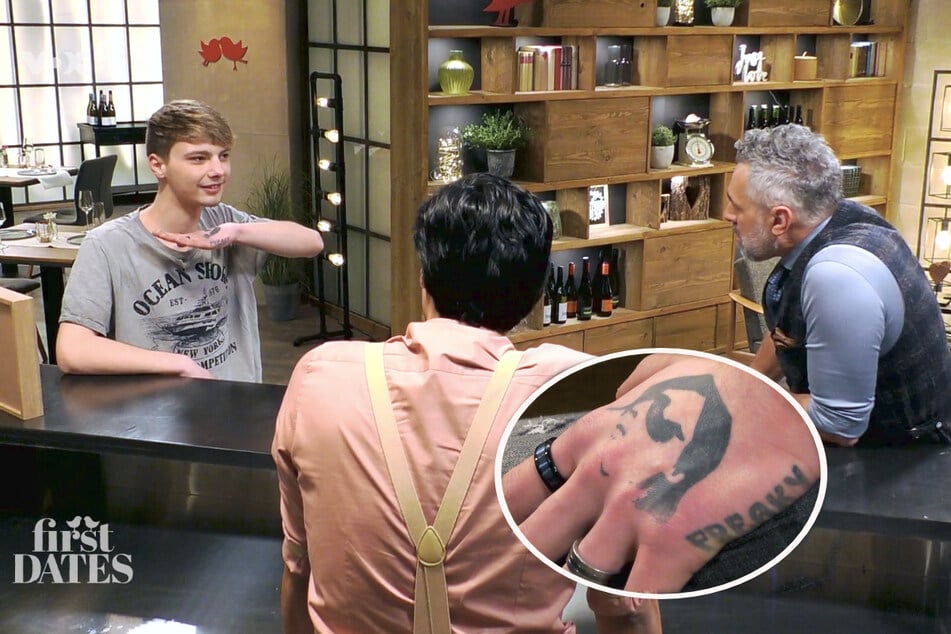 "First Dates"-Gastgeber Roland Trettl (50) nimmt Justins (22) Hand-Tattoo genauer unter die Lupe.
