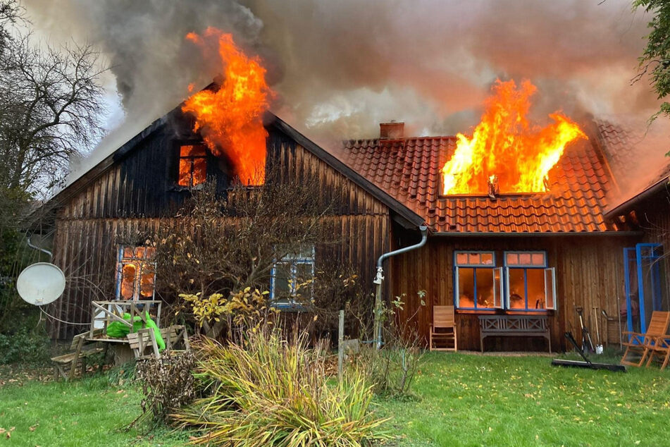 Riesen-Schock für Rentner-Ehepaar: Einfamilienhaus steht in Flammen