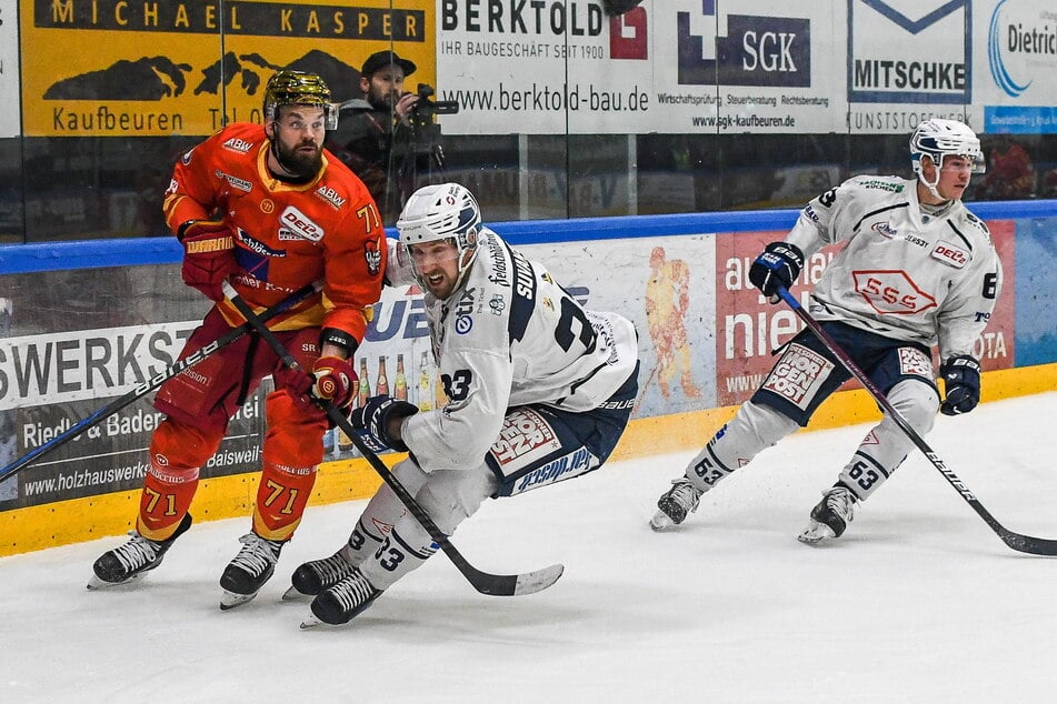 Die Eislöwen um David Suvanto (30, M.) und David Rundqvist (32, r.) taten sich am Sonntag in Kaufbeuren gegen Sami Blomqvist (34) &amp; Co. schwer.