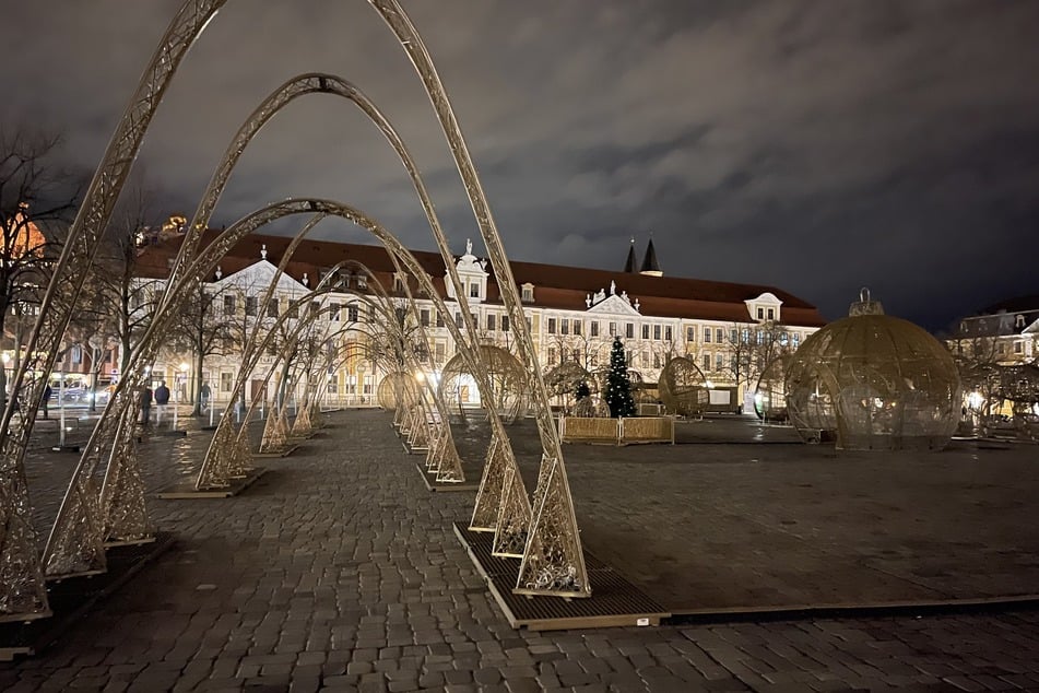 Die Lichterwelt auf dem Domplatz blieb nach dem Anschlag auf dem Magdeburger Weihnachtsmarkt ausgeschaltet. An Heiligabend leuchtet sie wieder.