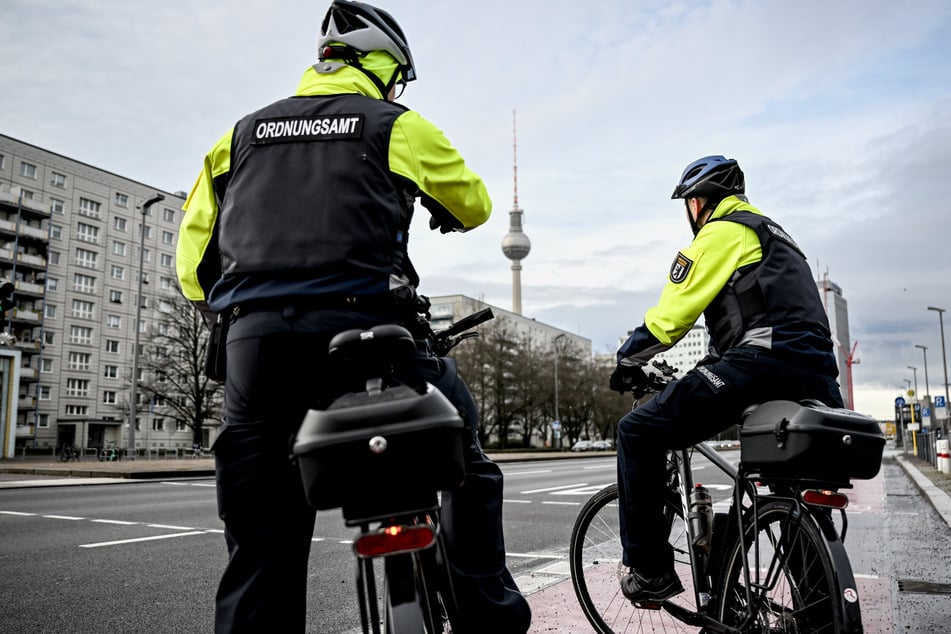 Zwei Mitarbeiter des Ordnungsamtes stellten sich dem flüchtenden Müllsünder in den Weg. (Symbolfoto)