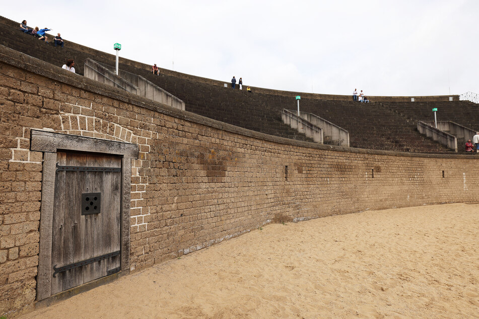 Besucher besichtigen das Amphitheater im Archäologischen Park in Xanten.