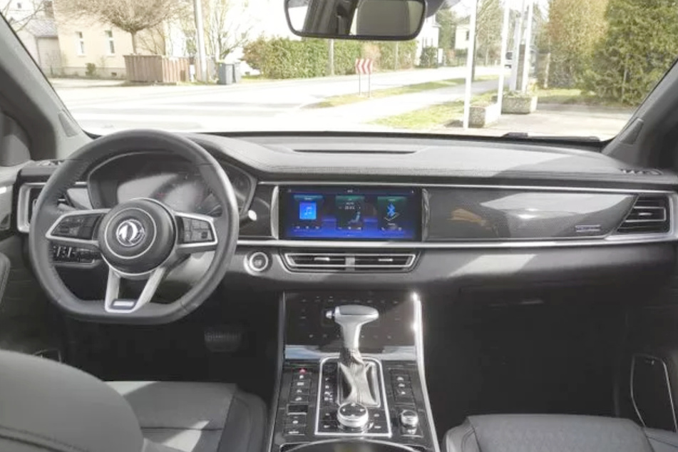 Das Cockpit wird von digitale Anzeigen und Touchdisplays dominiert.