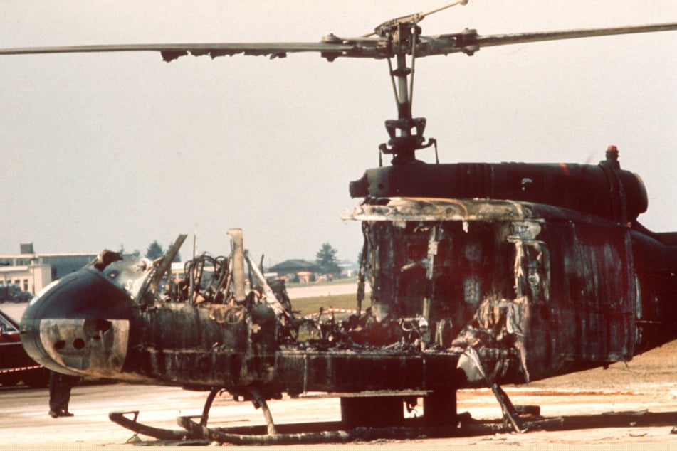 Ein ausgebrannter Hubschrauber des Bundesgrenzschutzes, in dem bei einem Befreiungsversuch mehrere Geiseln der Terrororganisation "Schwarzer September" ums Leben kamen, steht am 6. September 1972 auf dem Flughafen Fürstenfeldbruck.