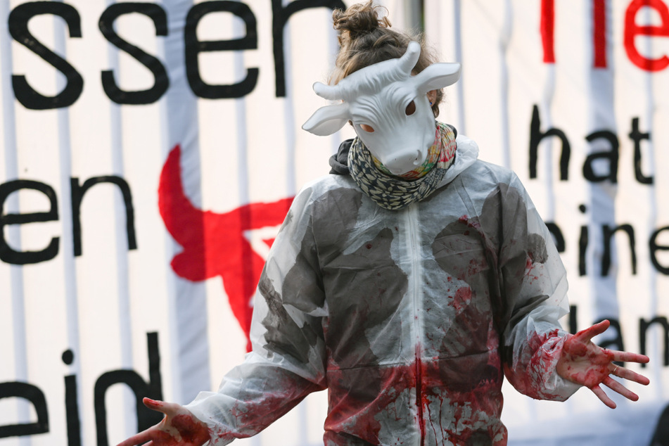 Tierschutz-Aktivisten "Animal Rebellion" blockieren Molkerei!