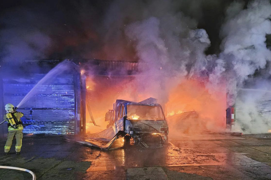 Großbrand zerstört Feuerwehr-Lagerhalle: Millionenschaden!