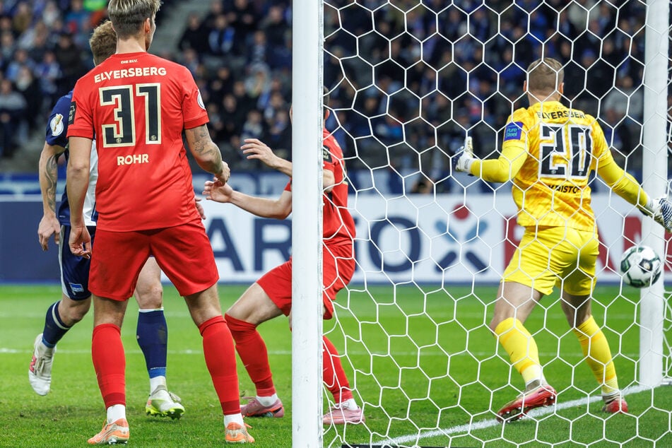 Das 2:0: Sebastian Grönning (28, 2.v.l.) muss nur noch den Kopf hinhalten.