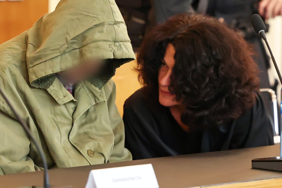 Der Angeklagte sitzt neben seiner Anwältin im Gerichtssaal: Für den Mordprozess vor dem Landgericht Aschaffenburg sind bislang fünf Verhandlungstage angesetzt.