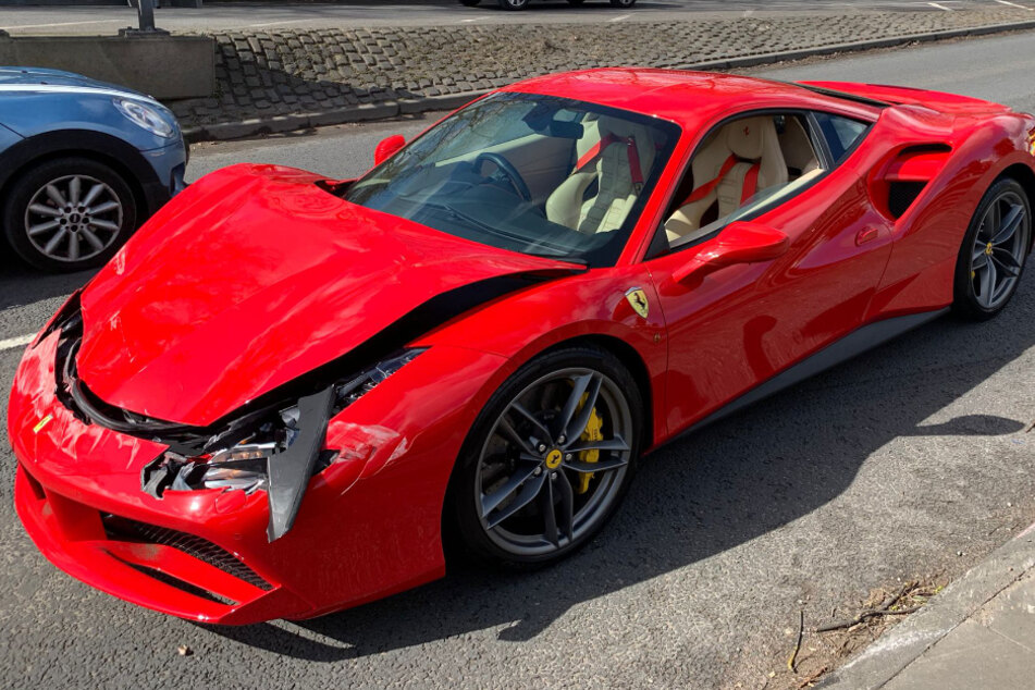 Bitter! Fahrer kauft neuen Ferrari und schrottet ihn direkt