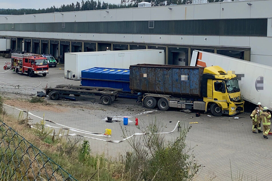 Der Unfall-Laster kam nach dem Unfall von der Fahrbahn ab und krachte auf einem Firmengelände gegen einen LKW-Auflieger.