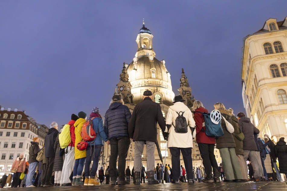 Zehn Minuten lang hielten sich die Dresdner an den Händen.