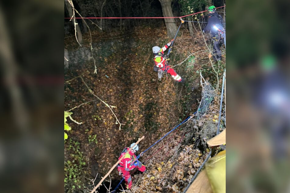 Höhenretter mussten die drei Heranwachsenden aus dem etwa zwanzig Meter tiefen Schacht, in den sie am Sonntagabend in Mendig (Rheinland-Pfalz) gestürzt waren, befreien.