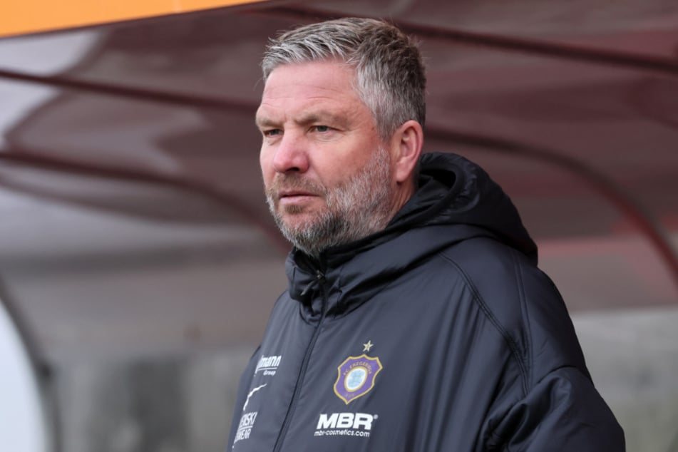 Sportdirektor Michael Tarnat lässt sich nicht in die Karten schauen, wie seine Zukunft in Aue aussieht.