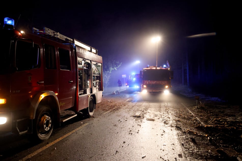Der Audi-Fahrer kam von der Straße ab und knallte gegen mehrere Bäume. Die S236 musste nach dem Unfall am Samstagmorgen voll gesperrt werden.