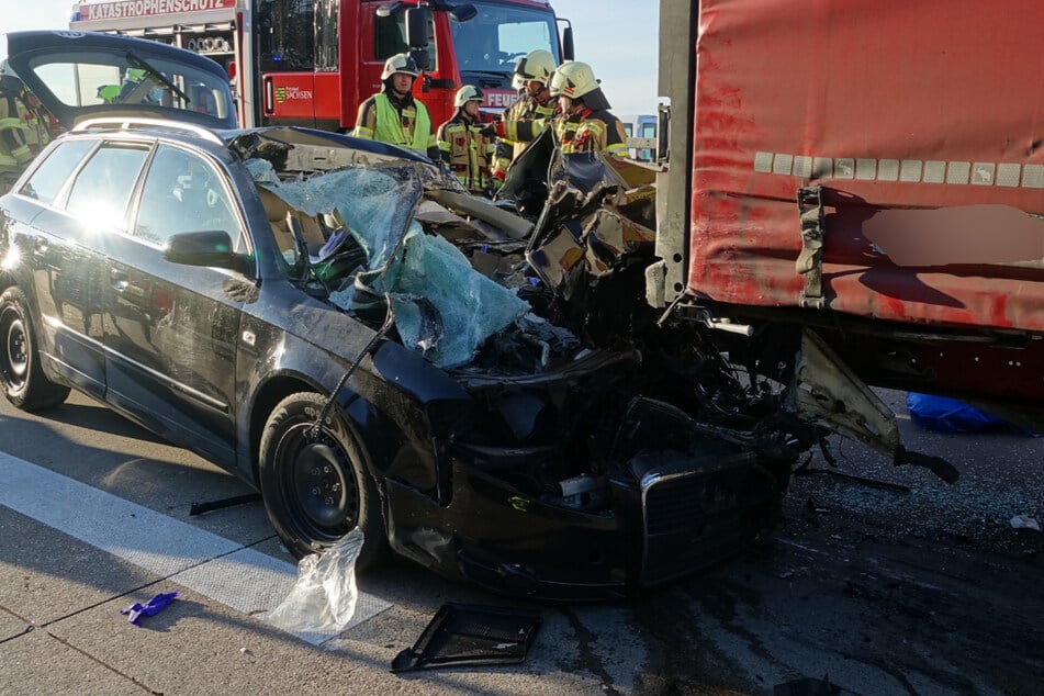 Unfall A4: Auffahr-Unfall auf der A4: Audi unter Lkw geschoben