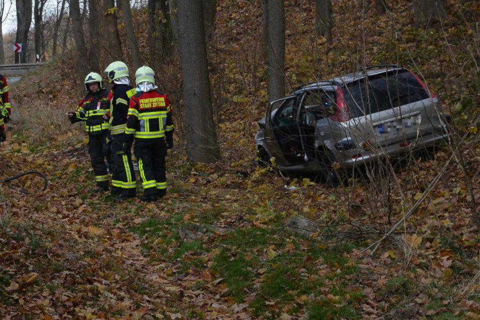 Zwei Verletzte nach Unfall in Ostsachsen: Senior setzt Auto gegen Baum