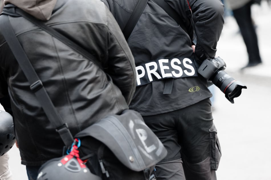 Besonders im Umfeld von Demonstrationen werden Journalisten häufig Opfer von Gewalttaten. (Symbolbild)