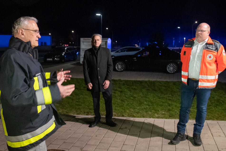 Joachim Herrmann (l, CSU), Innenminister von Bayern, besucht das BRK Mitterteich.