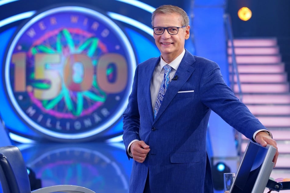 Günther Jauch posierte bereits vor einer großen "1500". Am 3. Juni wird er überrascht.