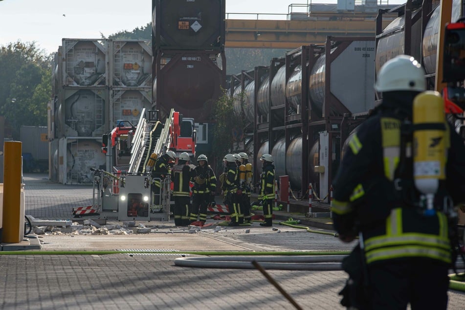 Einsatzkräfte der Feuerwehr sind aktuell im Einsatz, um die Verpuffung unter Kontrolle zu bringen.
