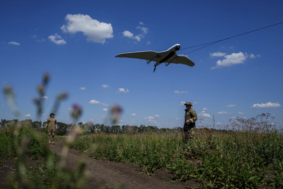 Russland schoss nach eigenen Angaben über Nacht 75 ukrainische Drohnen ab. Das Foto zeigt ukrainische Soldaten, die eine Furia-Drohne starten, um russische Stellungen an der Frontlinie zu überfliegen. (Archivbild)